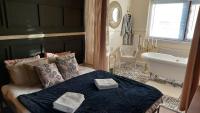 Luxurious room with a private bathtub and shared toilet and kitchen 10mins from City Centre - B&B Baillieston