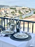 Modern apartment with canal views in Empuriabrava - Terrace & WiFi - B&B Empuriabrava