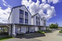 FRAJDA Domki - Apartamenty 6-osobowe - salon i dwie sypialnie oraz Studia 4-osobowe - pokój z aneksem kuchennym - B&B Rewal