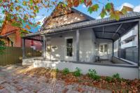 Rose Cottage - Stroll to CBD, Leafy Setting - B&B Wagga Wagga