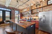 Downtown Urban Loft above Restaurant #7 - B&B