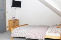 Habitación con cama extragrande.