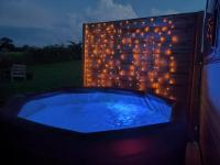 Caravane romantique " La Seventies" avec jacuzzi privatif - B&B Lapalisse
