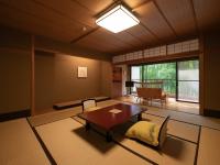 Habitación de estilo japonés con sofá