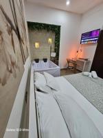 Deluxe Suite with Spa Bath
