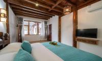 Habitación con cama grande y vistas al jardín