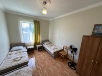 Dreibettzimmer mit Gemeinschaftsbad
