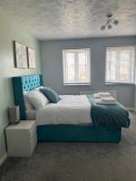 Modern, cosy 4 Bedroom Townhouse Near train, shops & London Access - Chambres d’hôtes