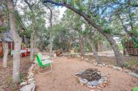 Pet-Friendly Wimberley Cabin with Fire Pit and Hot Tub - Chambres d’hôtes Wimberley