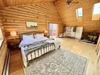 Large Off-Grid Luxury Cabin- creek land & views - B&B