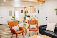 Creekside Cabins- Birch stylish stay w views - B&B