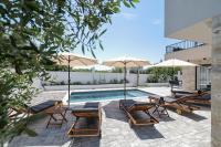 CROWONDER Villa Bura with Heated Swimming Pool and Jacuzzi - Chambres d'hôtes Privlaka