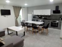 appt tout confort a laveissiere 103 - B&B