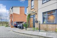 Upscale 3 Bedroom 3 Bathroom Detached House - Central Location - Free Driveway Parking, 75'' Smart TV, Fast WiFi and Snug Room by Yoko Property - Bed and Breakfast