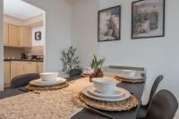 3-Bed Serviced Apt near M62, Leeds - Ideal for Up to 6 Guests - Long Stay Options - Free Parking and Wifi - B&B Morley