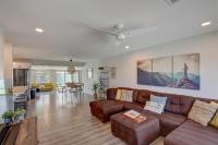 Family Retreat By Old Town with POOL - Bed and Breakfast
