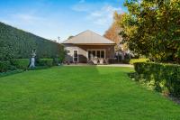 The Birch House - Stroll to CBD, Firepit - Bed and Breakfast