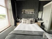 Kleines Doppelzimmer mit Dusche und Gemeinschafts-WC