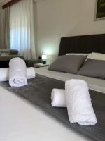 Zimmer mit Kingsize-Bett und Gartenblick.