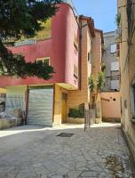 Spacious & Relaxing Home with Free Parking - Bed and Breakfast Vlorë