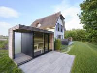 Reetland am Meer - LuxusPlus Reetdachvilla mit 4 Schlafzimmern, Außensauna, Loungebereich und Kamin H05 - Chambres d'hôtes Dranske