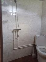 Tweepersoonskamer met 2 Aparte Bedden en Douche