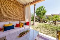 Chill On the Green Oasis Poolside Luxury - B&B