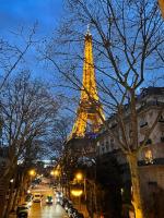 Charming French Style Apartment with Eiffel Tower View Prime Location Near Top Attractions - Chambres d'hôtes Paris