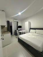 Deluxe One-Bedroom Apartment
