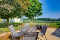 Ohio Farmhouse Retreat w/ Fire Pit & Patio - Chambres d'hôtes Monroeville