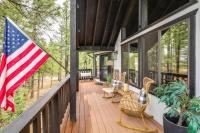 Wraparound Deck and Poker Room Cabin in Munds Park - Chambres d’hôtes Munds Park