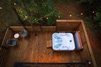 Luxury tiny cottage with deck hammock and hot tub! - Ferienwohnung Guntersville