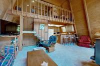 3BR Charming Cabin with Deck, Yard Games and View - B&B Blairsden