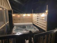 Pocono Mountain Home , Hot Tub- 1 Mile To Skiing! - Bed and Breakfast