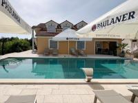 Apartment with Pool View