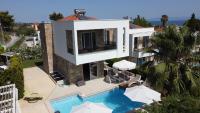 Villa Douglas - Private Pool, BBQ, 4Bdrms, View - B&B