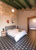 Zimmer mit Queensize-Bett und Whirlpool-Badewanne