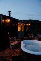 Black hut at Slieve Croob Glamping - B&B Ballyward