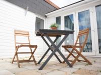 Bright Private Terrace - Free Private Parking - TV - WiFi - Netflix - Ferienwohnung