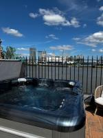 3 x Bedroom Riverside Flat with HOT TUB on Roof Terrace - B&B