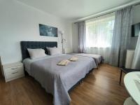 Deze driepersoonskamer heeft een gedeelde badkamer.