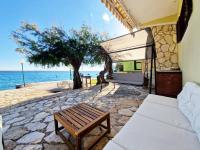 The beach house in Tribanj - B&B