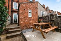Immaculate and Bright 3-Bed Home in Lincoln by Renzo, Close to Lincoln Hospital, Free Wi-Fi! - B&B