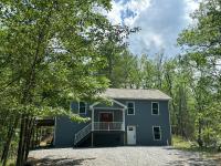 All Decked Up - wifi, view, river access, fire pit, 3 bedrooms, games, family friendly - Bed and Breakfast Great Cacapon