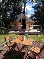Zimmer mit Kingsize-Bett und Gartenblick.
