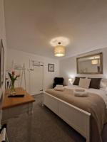 Black Cat Cottage - Central Pickering Cottage - B&B Pickering