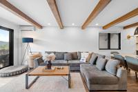 Modern Warm Condo with Views of Mont Tremblant - Chambres d’hôtes Mont-Tremblant