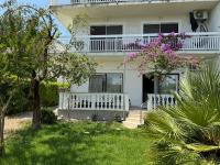 Big Beachfront Apartment Smokvica in Trogir - Bed and Breakfast