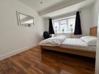 Room with Private Shower Facility - Ferienwohnung London Borough of Sutton