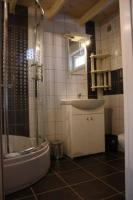 Domek piętrowy klimatyzowany, ogrzewany z jacuzzi na terenie ośrodka- Domki u Staszka - B&B Rusinowo
